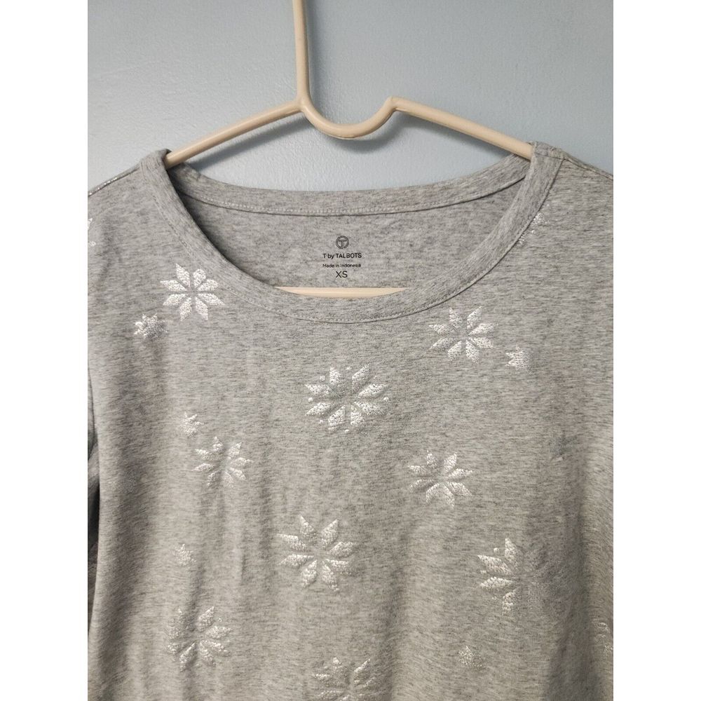 T by Talbots Gray Long‎ Sleeve Top Shirt Shiny Snowflakes All over Sz XS - Picture 2 of 8